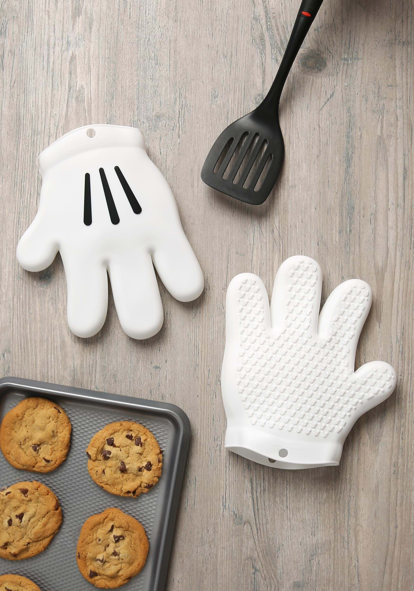 The Mickey Mouse Oven Glove 2 Pack Set